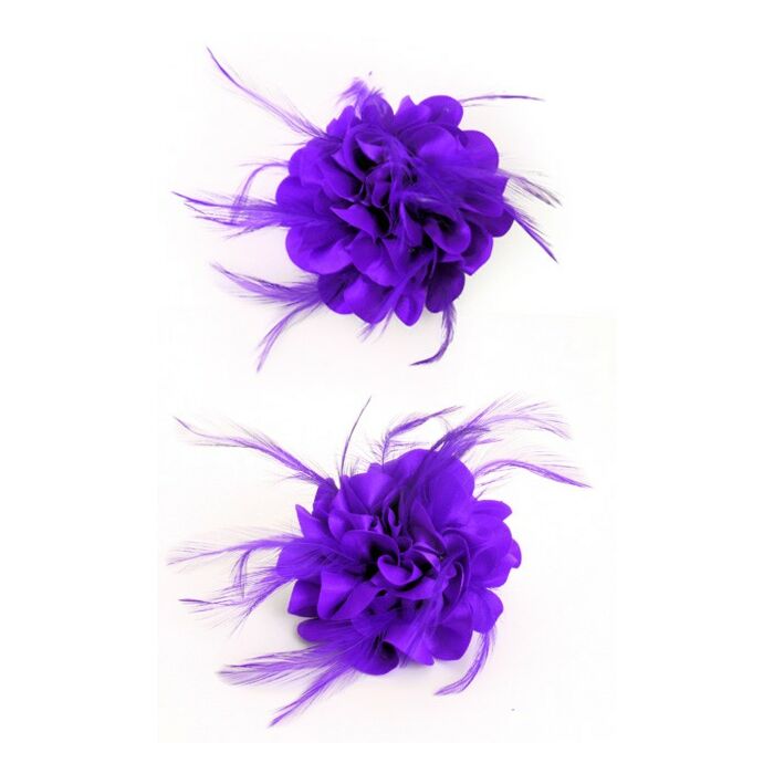 Blume auf Nadel mit lila Federn Blume auf Nadel mit lila Federn