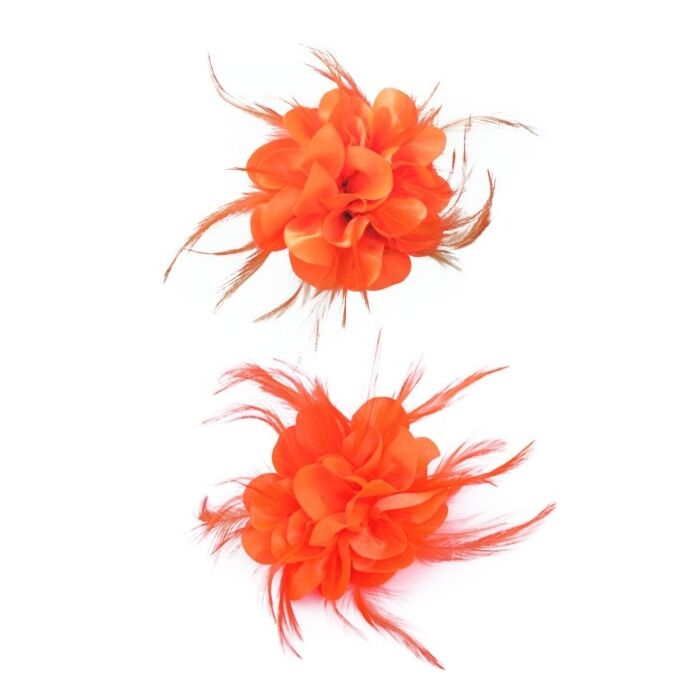 Blume mit Federn auf Brosche orange