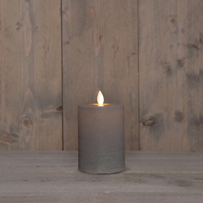 Stumpenkerze rustikal Wachs LED wiederaufladbar taupe 10 x 7,5 cm – Anna's Collection Stumpenkerze rustikal Wachs LED wiederaufladbar taupe 10 x 7,5 cm – Anna's Collection