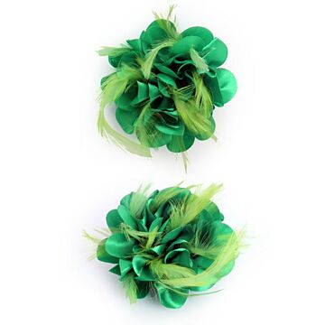 Blume auf Nadel mit grünen Federn