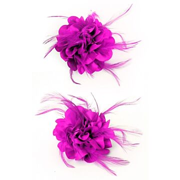 Blume auf Nadel mit Federn, rosa