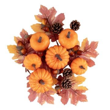 Herbstdekoration mit Kürbissen Blättern und Tannenzapfen