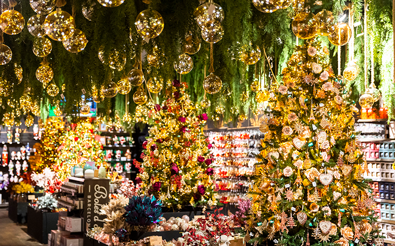 5 einfache Schritte, den Weihnachtsbaum zu schmücken